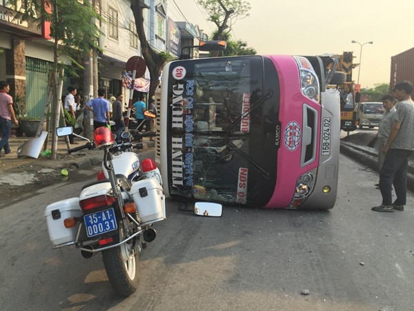 Xe bu&yacute;t lật nghi&ecirc;ng tại hiện trường vụ tai nạn giao th&ocirc;ng