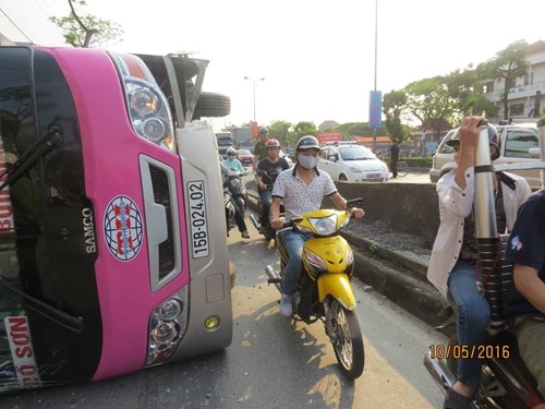 Vụ tai nạn giao th&ocirc;ng được cho l&agrave; do t&agrave;i xe bu&yacute;t kh&ocirc;ng l&agrave;m chủ được tay l&aacute;i n&ecirc;n đ&acirc;m v&agrave;o dải ph&acirc;n c&aacute;ch
