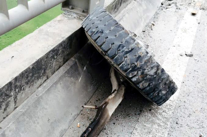 Một bánh trước của xe tải tung hẳn ra sau vụ tai nạn giao thông Một bánh trước của xe tải tung hẳn ra sau vụ tai nạn giao thông