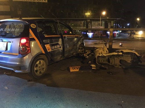 Một g&oacute;c hiện trường vụ taxi &lsquo;đi&ecirc;n&rsquo; g&acirc;y tai nạn li&ecirc;n ho&agrave;n tr&ecirc;n cầu vượt Th&aacute;i H&agrave; &ndash; Ch&ugrave;a Bộc tối ng&agrave;y 8/11