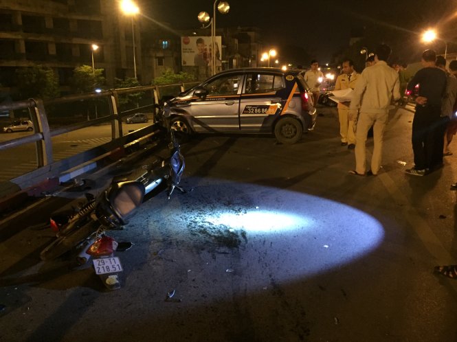 Xe bị đụng ngổn ngang mé bên trái xe taxi ‘điên’ gây tai nạn liên hoàn trên cầu vượt Thái Hà… Xe bị đụng ngổn ngang mé bên trái xe taxi ‘điên’ gây tai nạn liên hoàn trên cầu vượt Thái Hà…