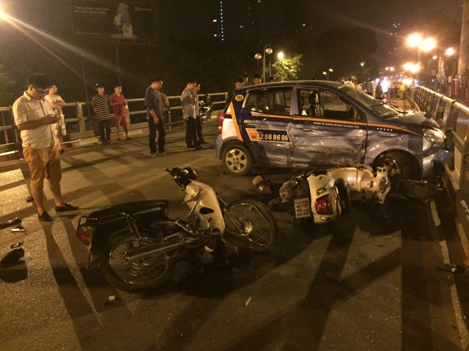 …và tại mé bên phải của chiếc taxi gây tai nạn giao thông thảm khốc …và tại mé bên phải của chiếc taxi gây tai nạn giao thông thảm khốc