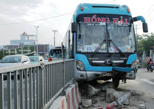 Hiện trường vụ tai nạn giao th&ocirc;ng li&ecirc;n ho&agrave;n trước bến xe Miền Đ&ocirc;ng