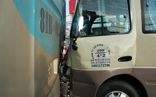Tai nạn giao th&ocirc;ng li&ecirc;n ho&agrave;n trước bến xe kh&aacute;ch lớn nhất Việt Nam