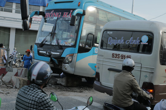 Tai nạn giao th&ocirc;ng li&ecirc;n ho&agrave;n trước bến xe kh&aacute;ch lớn nhất Việt Nam
