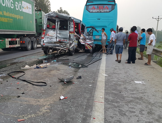 Hiện trường vụ tai nạn giao thông liên hoàn giữa xe tải và 2 xe khách đang chờ đèn đỏ ở Nghệ An Hiện trường vụ tai nạn giao thông liên hoàn giữa xe tải và 2 xe khách đang chờ đèn đỏ ở Nghệ An