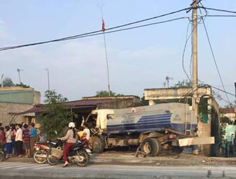 Hiện trường vụ tai nạn giao th&ocirc;ng kinh ho&agrave;ng khiến &ocirc; t&ocirc; lao v&agrave;o nh&agrave; d&acirc;n