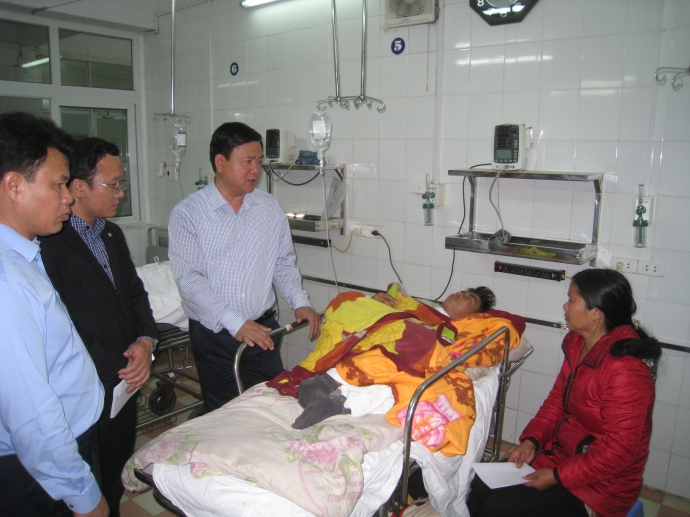 Bộ trưởng Thăng tặng qu&agrave;, động vi&ecirc;n c&aacute;c nạn nh&acirc;n tai nạn giao th&ocirc;ng ng&agrave;y Tết