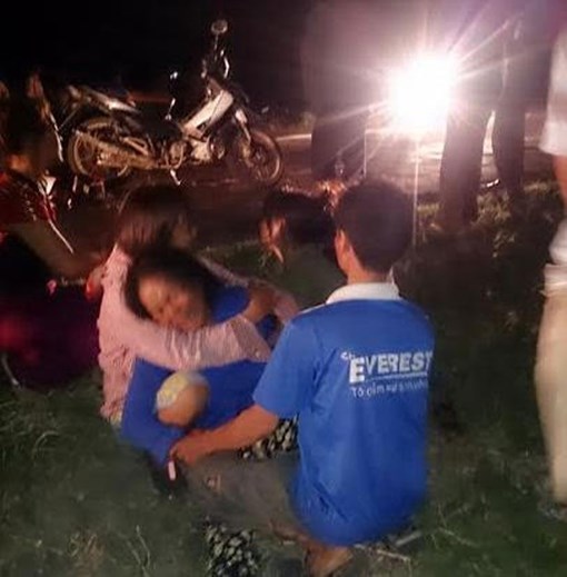 Người thân cháu bé khóc ngất ngay cạnh hiện trường vụ tai nạn giao thông nghiêm trọng Người thân cháu bé khóc ngất ngay cạnh hiện trường vụ tai nạn giao thông nghiêm trọng
