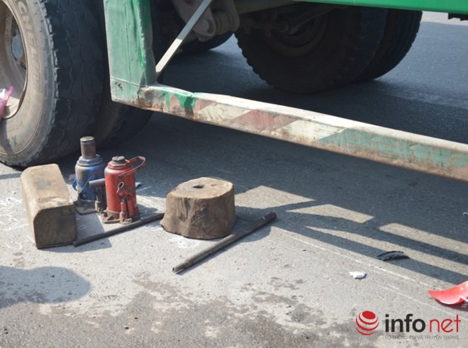 Phải d&ugrave;ng tới 2 con đội n&acirc;ng b&aacute;nh xe để di chuyển thi thể b&eacute; trai trong vụ tai nạn xe container v&agrave; xe m&aacute;y