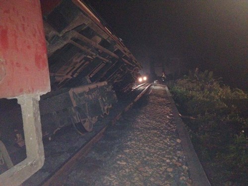 Vụ tai nạn đường sắt khiến toa kế tiếp của t&agrave;u H&agrave; Nội &ndash; Hải Ph&ograve;ng bị nhấc b&aacute;nh khỏi đường ray