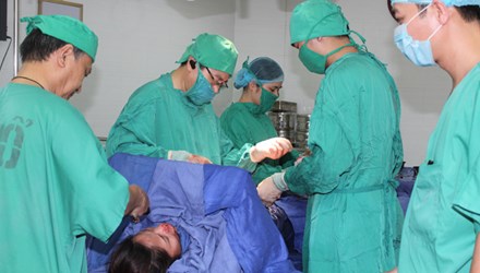 &Ecirc;kip b&aacute;c sĩ đ&atilde; phẫu thuật th&agrave;nh c&ocirc;ng v&agrave; cứu sống mẹ con sản phụ Thương sau vụ tai nạn giao th&ocirc;ng nghi&ecirc;m trọng