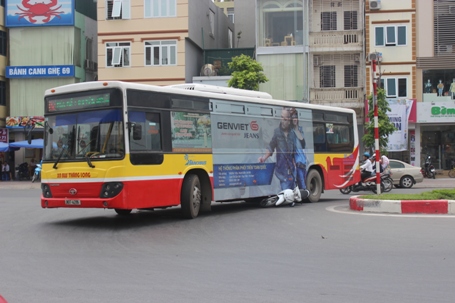 Hiện trường vụ tai nạn giao th&ocirc;ng giữa xe m&aacute;y v&agrave; xe bu&yacute;t tr&ecirc;n đường X&atilde; Đ&agrave;n (H&agrave; Nội) s&aacute;ng nay