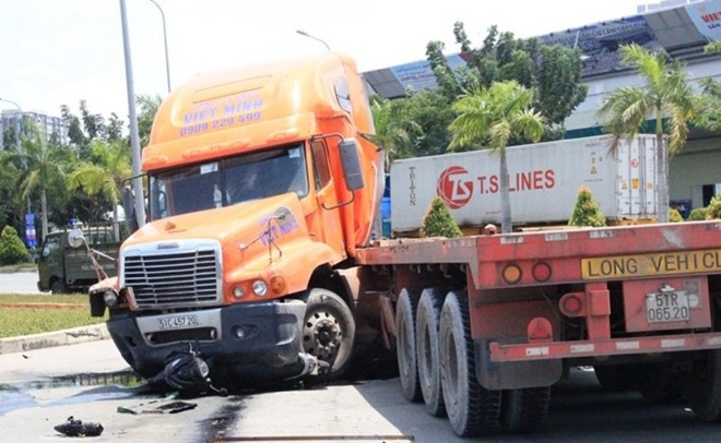 Hiện trường vụ xe đi&ecirc;n g&acirc;y tai nạn giao th&ocirc;ng kinh ho&agrave;ng ở quận 7, TPHCM