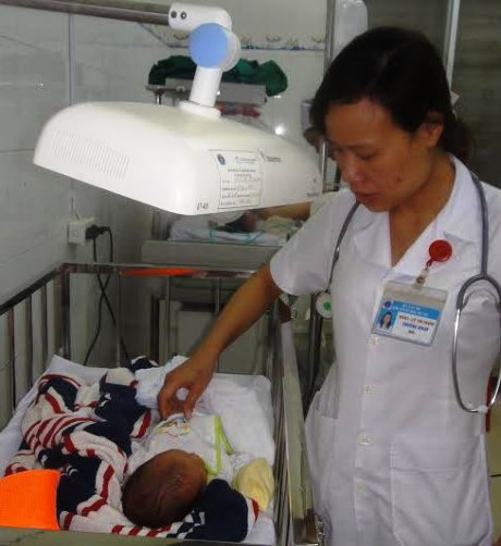 Cháu bé được cứu sống sau khi người mẹ tử vong do tai nạn giao thông ở Hà Tĩnh vào ngày 12/4 Cháu bé được cứu sống sau khi người mẹ tử vong do tai nạn giao thông ở Hà Tĩnh vào ngày 12/4