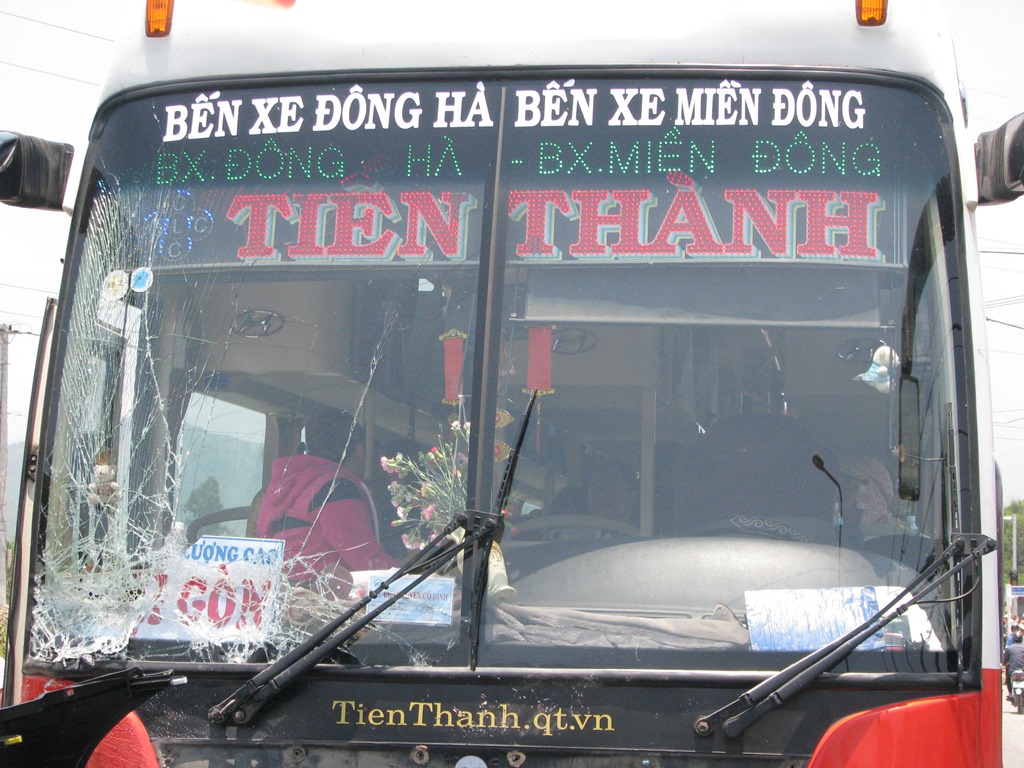 Trong khi đ&oacute;, vụ tai nạn kinh ho&agrave;ng lại chỉ khiến chiếc xe kh&aacute;ch bị hư hỏng nhẹ