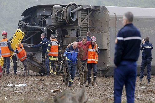 Sự cố t&agrave;u cao tốc gặp tai nạn giao th&ocirc;ng kinh ho&agrave;ng đ&atilde; khiến &iacute;t nhất 10 người chết v&agrave; 32 người kh&aacute;c bị thương