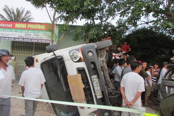 Vụ tai nạn chết người n&agrave;y c&ograve;n khiến xe tải 43X &ndash; 4472 đang đỗ b&ecirc;n đường lật nh&agrave;o