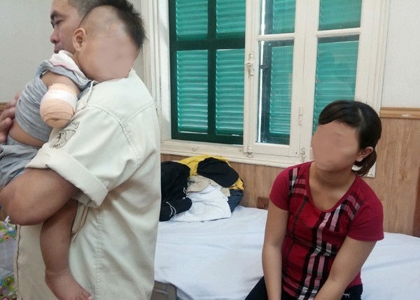 Sau vụ tai nạn giao th&ocirc;ng thương t&acirc;m, c&aacute;c b&aacute;c sĩ buộc phải cắt bỏ 1/3 c&aacute;nh tay phải của b&eacute; Long