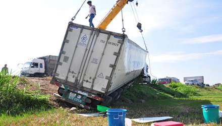 Tai nạn giao th&ocirc;ng xe container lật nh&agrave;o do tr&aacute;nh xe m&aacute;y ngược chiều