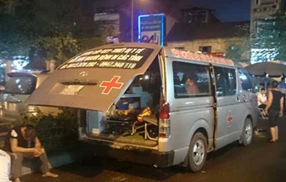 Sau tai nạn giao th&ocirc;ng, b&eacute; trai tử vong khi vừa được chuyển đến bệnh viện nhưng gia đ&igrave;nh kh&ocirc;ng thể đưa b&eacute; về v&igrave; bị c&ocirc;n đồ chặn đường