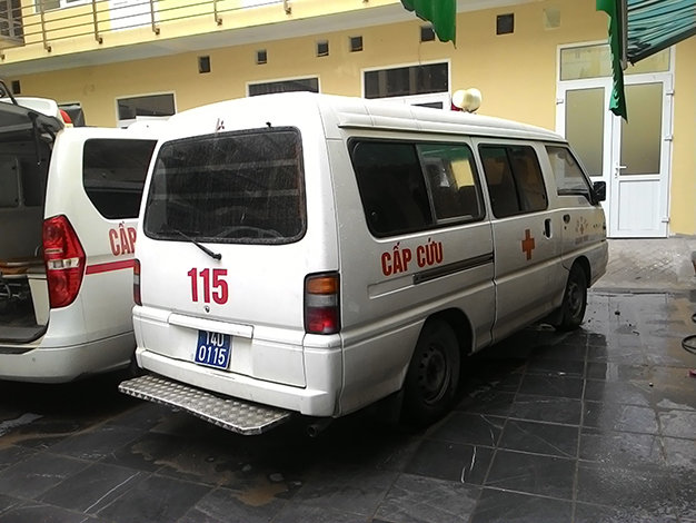 Chiếc xe 115 bị chết m&aacute;y phải đưa về nằm tại s&acirc;n Trung t&acirc;m vận chuyển cấp cứu sau vụ tai nạn hy hữu