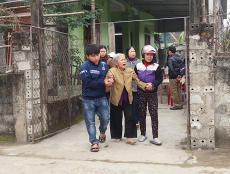 Gia đ&igrave;nh nạn nh&acirc;n đau x&oacute;t khi nhận được hung tin về vụ tai nạn hy hữu