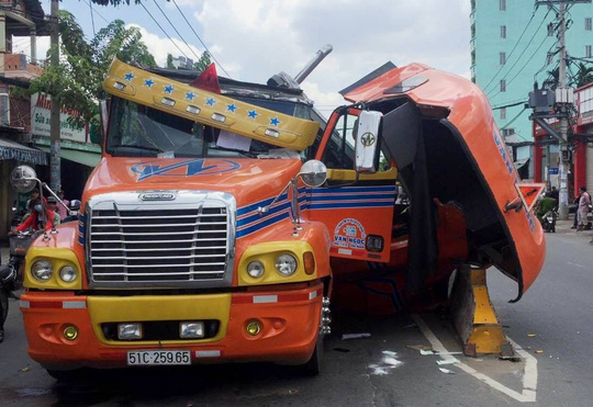 Đ&atilde; c&oacute; nhiều vụ tai nạn v&igrave; xe container chở dầm, cuộn th&eacute;p nặng nhưng chằng buộc sơ s&agrave;i