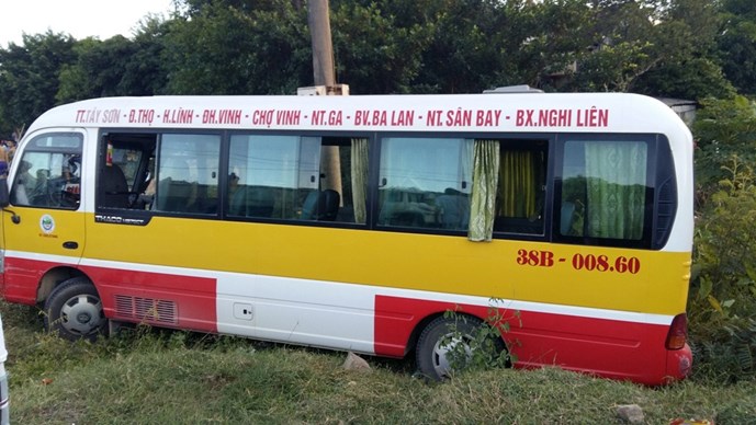 Chiếc xe bu&yacute;t trong vụ tai nạn hy hữu h&agrave;nh kh&aacute;ch đ&aacute;nh phụ xe, cướp v&ocirc; lăng