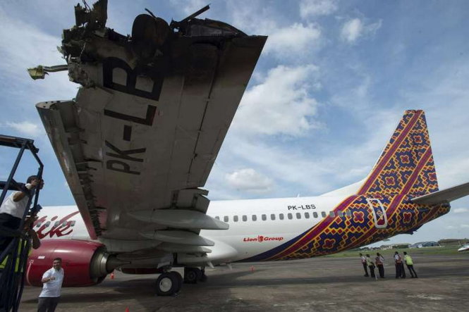 Phần c&aacute;nh m&aacute;y bay h&atilde;ng Batik Air bị ch&aacute;y đen sau vụ tai nạn hy hữu tương tự v&agrave;o tối 4/4 tại s&acirc;n bay Halim Perdanakusuma