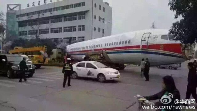 &lsquo;Thủ phạm&rsquo; g&acirc;y ra vụ tai nạn hy hữu l&agrave; một chiếc m&aacute;y bay kh&ocirc;ng c&aacute;nh d&agrave;i 13m đang nỗ lực quay đầu ở ng&atilde; tư th&agrave;nh phố