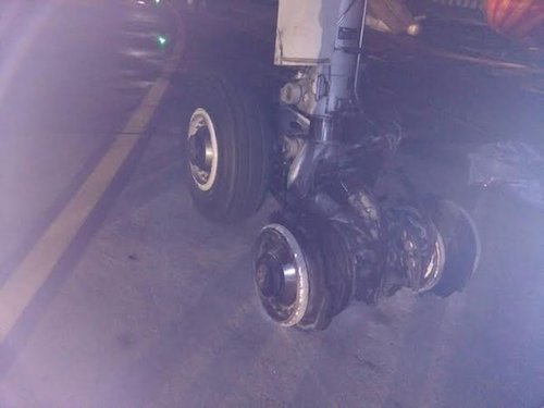 Vụ tai nạn hy hữu m&aacute;y bay nổ lốp xảy ra ngay sau khi m&aacute;y bay hạ c&aacute;nh