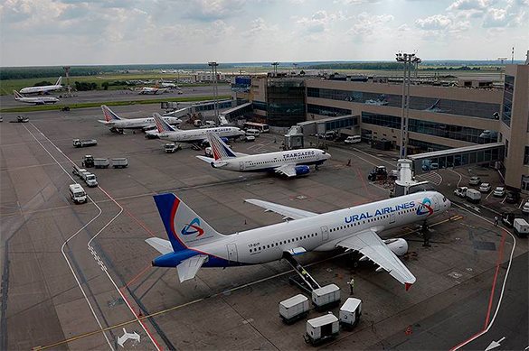 Tai nạn hy hữu máy bay đè lún đường băng xảy ra tại sân bay quốc tế Domodedovo ở Moscow, Nga. Tai nạn hy hữu máy bay đè lún đường băng xảy ra tại sân bay quốc tế Domodedovo ở Moscow, Nga.