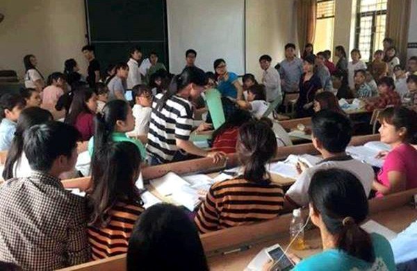 Thời điểm xảy ra vụ tai nạn hy hữu quạt trần rơi tr&uacute;ng đầu sinh vi&ecirc;n ở trường Đại học Thương Mại