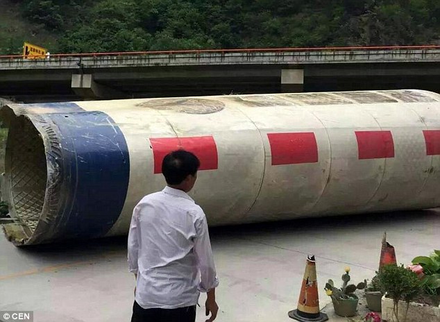 Vụ tai nạn hy hữu mảnh vỡ t&ecirc;n lửa rơi xuống khu d&acirc;n cư khiến người d&acirc;n Trung Quốc hết sức phẫn nộ