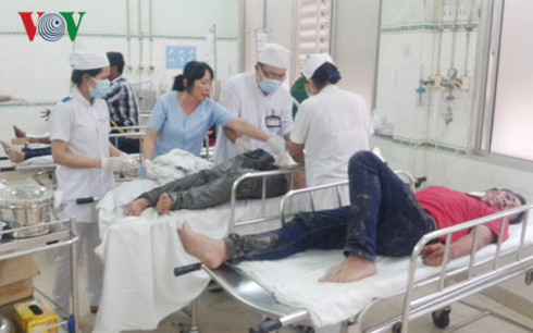 Hiện công tác cấp cứu, hỗ trợ các nạn nhân trong vụ tai nạn giao thông đang được tiếp tục tiến hành. Ảnh VOV