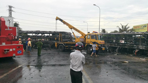 Đến 5h30 đã xác định hai xe khách là xe Phương Trang biển số 51B-11224 và xe khách 38N-5577; xe tải vô tình gặp nạn mang biển số 86C-05388. Ảnh TNO
