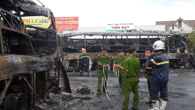 Lực lượng chức năng đang  xử lý hiện trường vụ tai nạn giao thông. Ảnh TTO