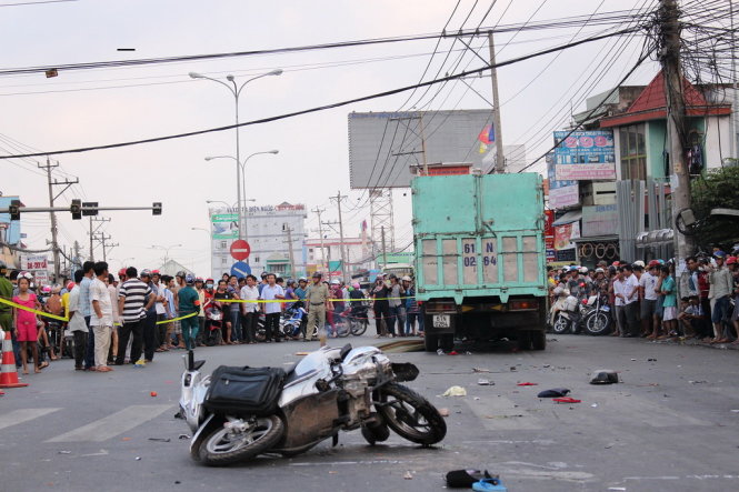 Hiện trường ngổn ngang của vụ tai nạn li&ecirc;n ho&agrave;n thảm khốc ở B&igrave;nh Dương