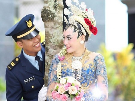 Người phi c&ocirc;ng trẻ đ&atilde; kh&ocirc;ng may thiệt mạng tr&ecirc;n chiếc m&aacute;y bay tử thần, bỏ lại c&ocirc; vợ trẻ mới cưới 