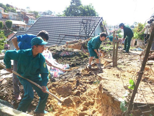Tai nạn s&acirc;̣p ta luy khi&ecirc;́n 2 căn nhà bị hư hỏng nặng