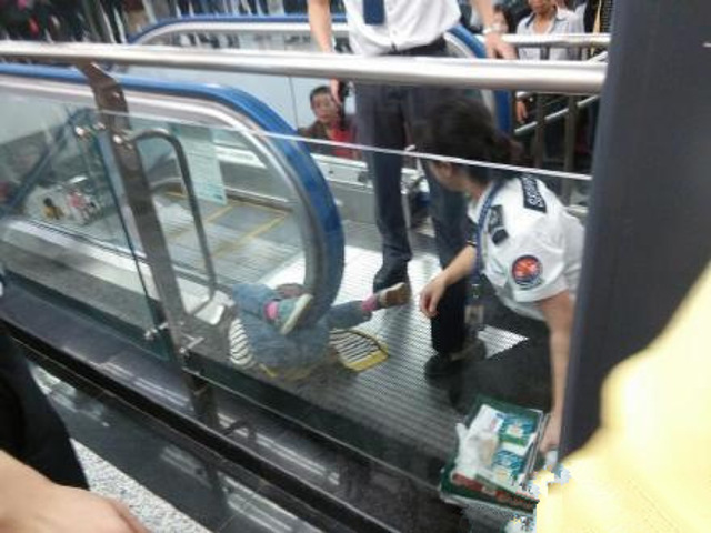 Vụ tai nạn thang cuốn xảy ra h&ocirc;m nay khiến một em b&eacute; tử vong tại ga t&agrave;u điện ngầm 