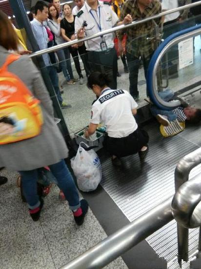 C&aacute;c nh&acirc;n vi&ecirc;n nhanh ch&oacute;ng c&oacute; mặt để đưa thi thể nạn nh&acirc;n ra khỏi chiếc thang cuốn 