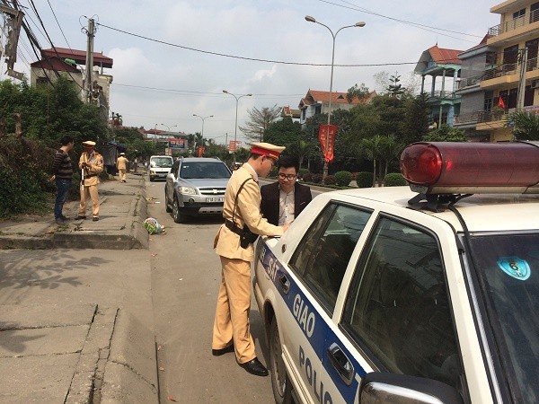 Hiện lực lượng cảnh s&aacute;t giao th&ocirc;ng tỉnh B&igrave;nh Định đang dốc sức truy l&ugrave;ng chiếc xe &ocirc; t&ocirc; g&acirc;y tai nạn bỏ chạy