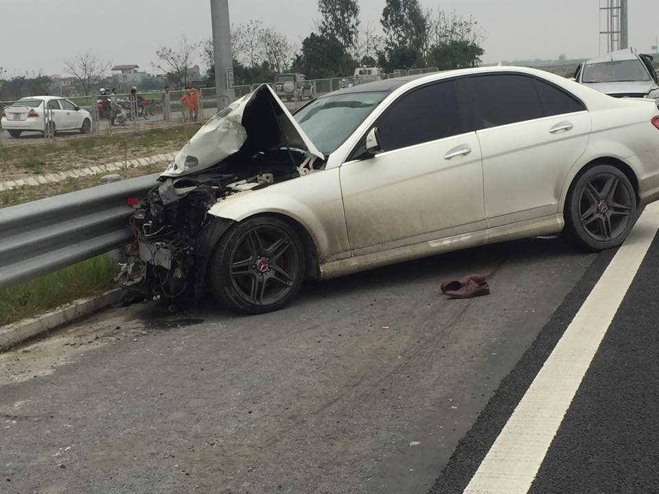 Chiếc Mercedes cũng bị hư hỏng