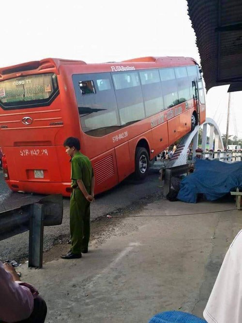 Nguy&ecirc;n nh&acirc;n bước đầu được x&aacute;c định l&agrave; l&aacute;i xe kh&aacute;ch Phương Trang gi&agrave;ng đường dẫn đến tai nạn hy hữu