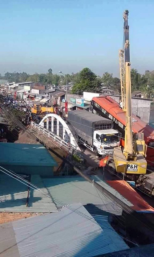 Tai nạn hy hữu do tranh chấp quyền qua cầu, xe kh&aacute;ch lao m&igrave;nh l&ecirc;n th&agrave;nh cầu tr&aacute;nh va chạm