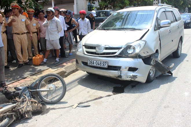 Vụ tai nạn d&atilde; khiến l&aacute;i xe m&aacute;y tử vong sau khi được đưa v&agrave;o cấp cứu