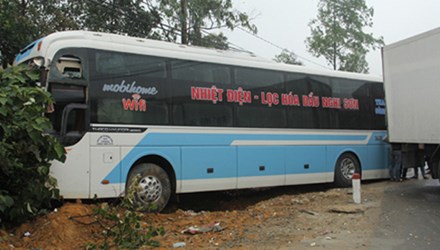 Hiện trường vụ tai nạn xe giường nằm ở x&atilde; Kỳ Phong, huyện Kỳ Anh, H&agrave; Tĩnh