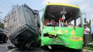 Hiện trường vụ tai nạn xe kh&aacute;ch mới nhất ở tỉnh Tiền Giang